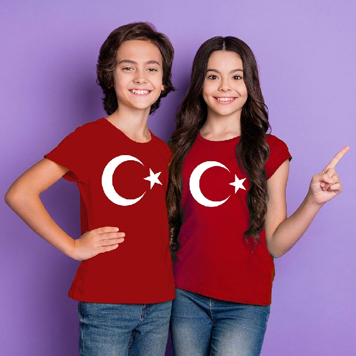 Renkli ve Rahat Kırmızı Tişört